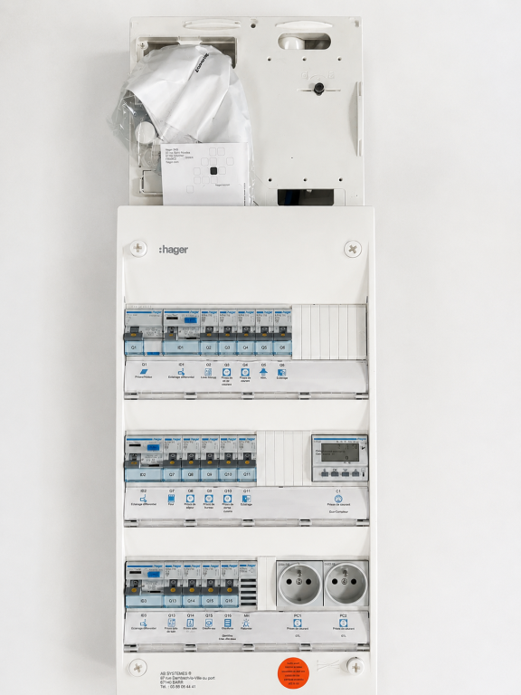 Fourniture et pose d'un tableau électrique 3 rangées équipé HAGER